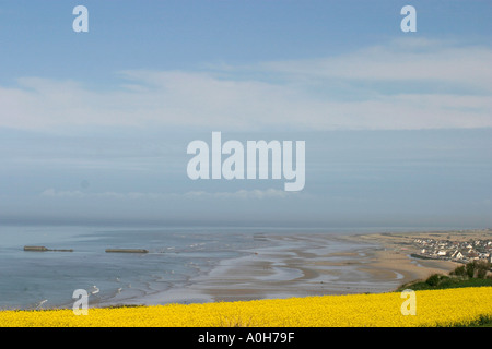 Blick nach Osten von St Come de Fresne über Gold Beach mit künstlichen Hafen Mulberry B sichtbar in Ferne Normandie Frankreich Stockfoto