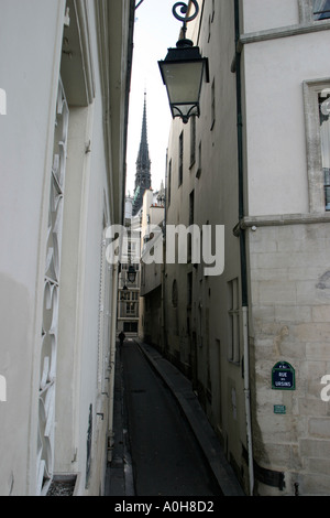 Auf der Suche nach der Rue des Chantres auf der Île De La Cité mit der Notre-Dame im Hintergrund Paris-Ile-de-France Stockfoto