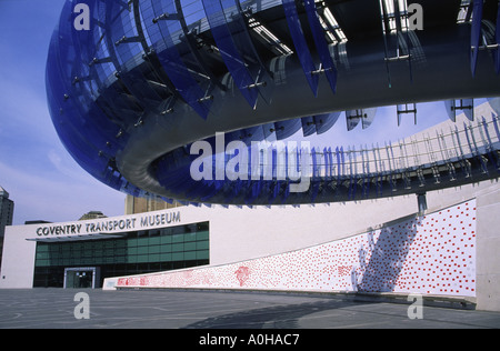 Die New Coventry Transport Museumseingang und Glas zu überbrücken Millennium Square Coventry England UK Stockfoto