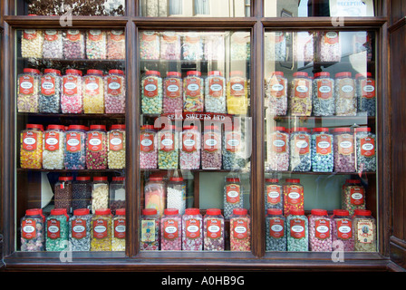 Glas Glas traditionellen alten altmodischen gekochten süßen Container Einzelhandel Shop Zucker Süßigkeiten saugen primäre rot blau gelbgrün trocken Stockfoto