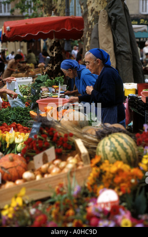 Nonnen verkaufen ihre eigenen produzieren von einem Stall im Gemüse- und Blumenanbau Markt bei Aix-En-Provence Stockfoto