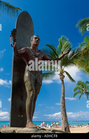 Hawaii, Hawaiianische Inseln, Oahu Waikiki Strand, Sand, Surfen, Duke Paoa Kahanamoku Gedenkstatue, öffentliche Kunst, Denkmal, öffentliche Kunst, Gleichnis, olympische Goldmedaillen Stockfoto