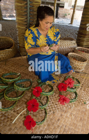 Hawaii, Hawaiianische Inseln, Oahu Polynesisches Kulturzentrum Samoische Frau, Frau, Frau, die traditionelle Handwerksbauten webt Unterhaltung HI011, Tourismus, Tri Stockfoto