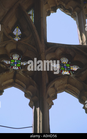 Mittelalterliche Glasmalerei bleibt im Maßwerk an der alten Kathedrale von Coventry Ruinen England UK Stockfoto