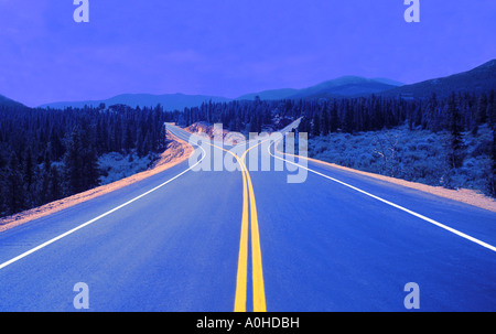 Gabelung in der Straße. Mitten auf der Straße. Entscheidungen und Entscheidungen eröffnen Möglichkeiten. Kurvige Autobahn, nie zu Ende. Entscheiden Sie sich. Rechts oder links Stockfoto