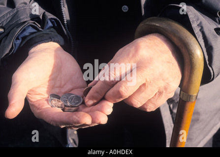 Armut, Inflation. Älterer behinderter Mann mit Gehstock oder Spazierstock, Einkaufen im Haushalt und Geldzählen auf der Straße. USA Stockfoto