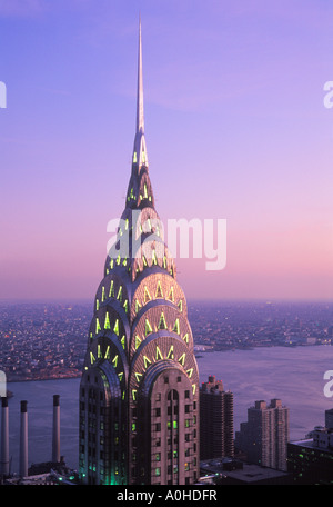 Chrysler Building New York Night. Luftaufnahme der Krone und des Turms des berühmten Art déco-Wolkenkratzers, der beleuchtet ist. New York City East River. USA Stockfoto