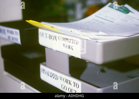 Büroausstattung in der fertig gestellten Box am Arbeitsplatz eines Sekretärs Stockfoto