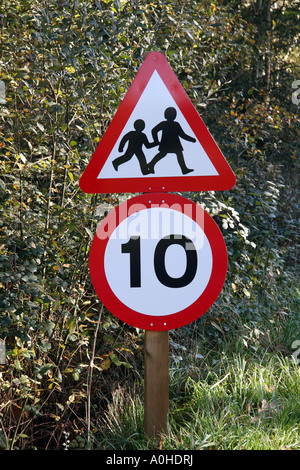 Verkehrszeichen Achtung der Kinder über 10 Meilen eine Stunde Tempolimit Stockfoto