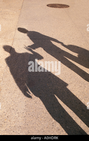 USA New York New York City NYC Schatten von zwei Geschäftsleute reden auf der Straße Stockfoto