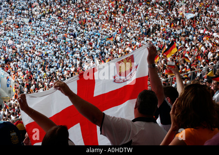 Englischen West Ham Fans unter der Masse im Berliner Stadion der WM-Viertelfinale zwischen Deutschland und Argentinien. Stockfoto