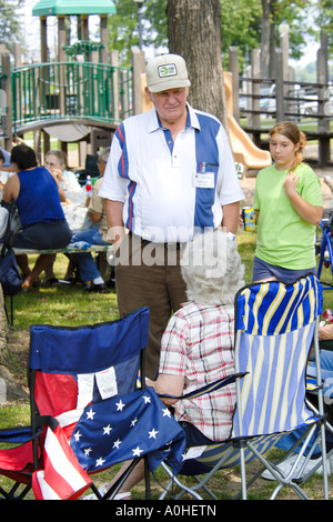 Ältere Männchen und Weibchen haben eine gute Zeit in einem 4. Juli Picknick Stockfoto