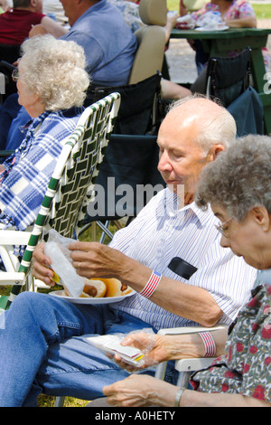 Ältere Männchen und Weibchen haben eine gute Zeit in einem 4. Juli Picknick Stockfoto