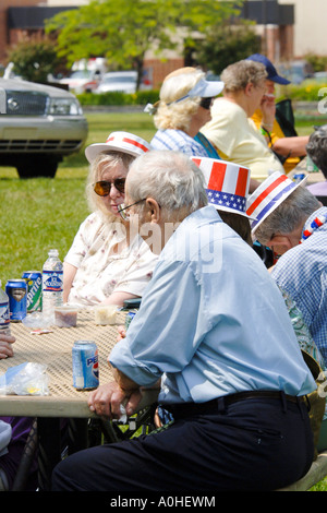 Ältere Männchen und Weibchen haben eine gute Zeit in einem 4. Juli Picknick Stockfoto