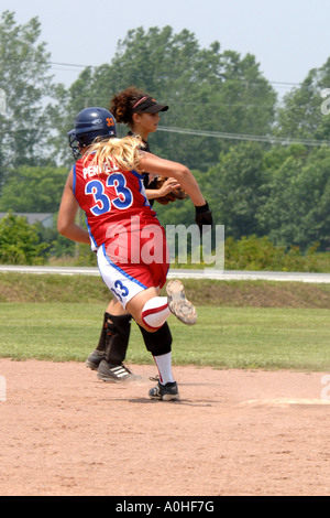 Mädchen im Teenageralter in ein Hauptliga Softball-Spiel spielen Stockfoto