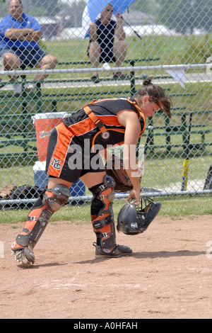 Teenager Spielerin Major League Softball Schutzkleidung der Fänger Stockfoto