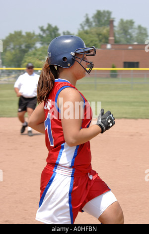 Teenager-Mädchen in einer großen Liga Softball-Spiel spielen Stockfoto