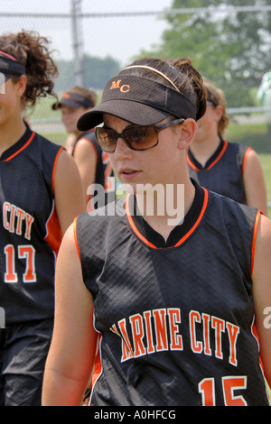 Teenager-Mädchen in einer großen Liga Softball-Spiel spielen Stockfoto