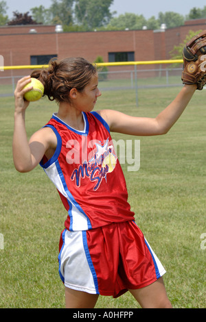 Teenager-Mädchen in einem Major-League Softballspiel werfen und fangen üben Stockfoto