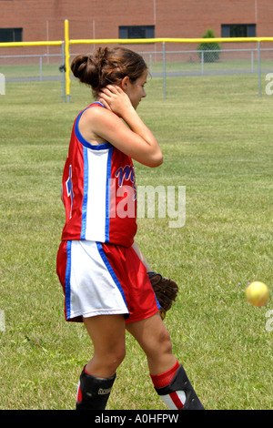 Teenager-Mädchen spielen in einem Major-League-Softball-Spiel üben mit einem Handschuh Stockfoto