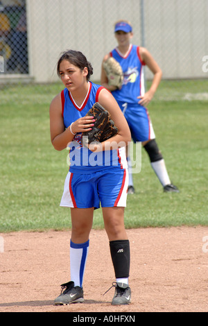 Teenager-Mädchen spielen in einer Major Liga Softball-Spiel gekleidet in blau Stockfoto