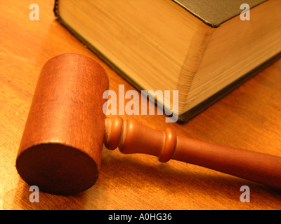 Gesetzbuch und Richterhammer Stockfoto