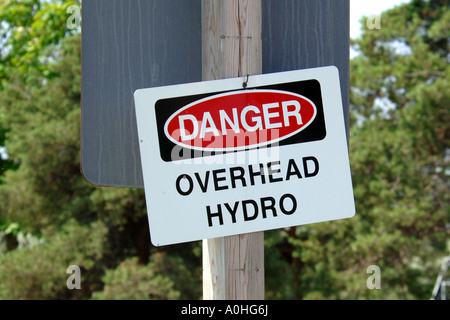 Warnschild - overhead Wasserkraft Strom Kabel. Stockfoto