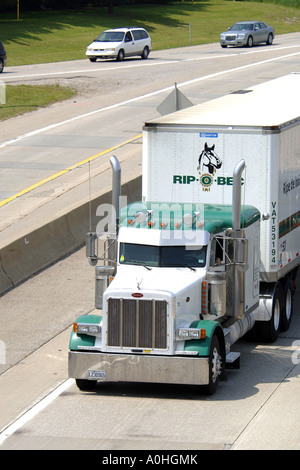 Ein Sattelschlepper auf einer kanadischen Autobahn zu Michigan in den USA Stockfoto