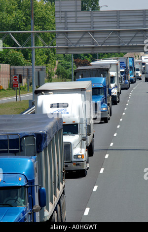 Linie von Semi-LKW auf einer kanadischen Autobahn zu Michigan in den USA Stockfoto
