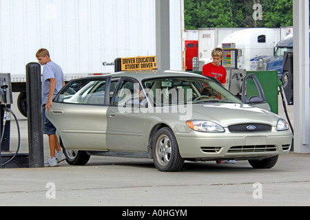 Bildung Fahrzeug - Lerner-Fahrer-Fahrzeug mit einem Schild auf dem Dach Stockfoto