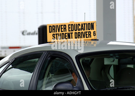 Bildung Fahrzeug - Lerner-Fahrer-Fahrzeug mit einem Schild auf dem Dach Stockfoto