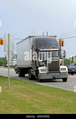 Amerikanische 18-Rad kommerziellen Lkw auf einem US-Highway Stockfoto