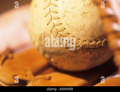 Baseball- und Baseballfänger-Handschuh. Sportausrüstung, Nahaufnahme, keine Leute. Amerikanischer Sport Stockfoto