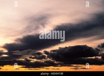 Dramatisch stimmungsvoller Himmel. Schwarze Wolken bei Sonnenuntergang oder Sonnenaufgang dunkle Wolken in niedriger Höhe. Wechselndes Wetter Stockfoto