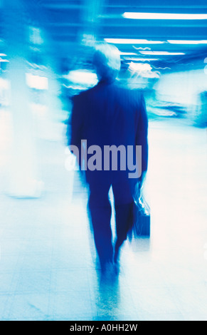 USA New York City verschwommene Rückansicht eines Vollfigurenkaufmanns, der in einem Bahnhof wegging Stockfoto
