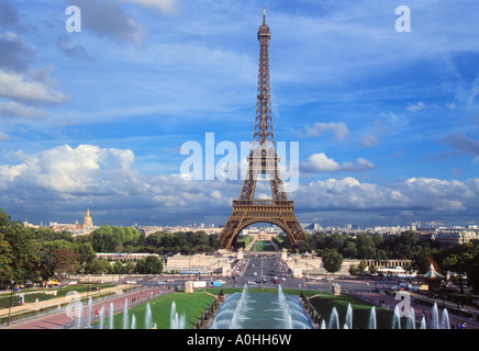 Blick von Paris auf den Eiffelturm vom Chaillot-Palast Jardins du Trocadero-Platz. Blauer Himmel, weiße Wolken. Sightseeing in Frankreich. Ort des Interesses Stockfoto