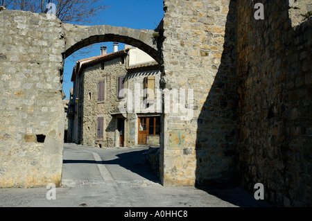 Tor in der mittelalterlichen walled Stadt von Lagrasse Aude Frankreich Europa Stockfoto