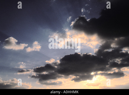 Gewitterwolken. Dramatische Himmelswolkenformationen. Dunkle Wolken bei Sonnenuntergang. Wolkenlandschaft kein Land oder Horizont Stockfoto