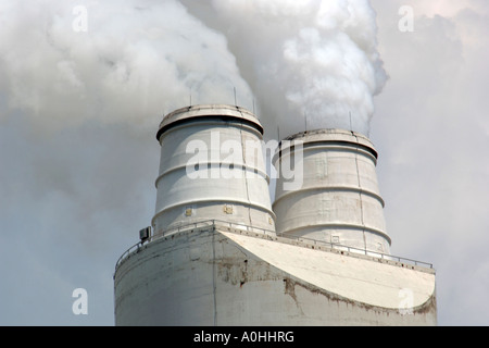 Nahaufnahme eines hohen Schornsteine speit weißen potenziell gefährlichen Verschmutzung Stockfoto