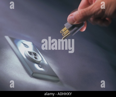 Hand, elektrische Stecker einstecken Stockfoto