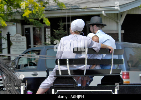 Amische Familie in ein Pferd und Buggy in Shipshewana Indiana. Stockfoto