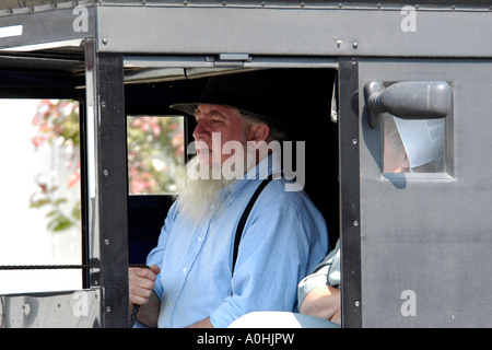 Amische senior Mann in ein Pferd und Buggy in Shipshewana Indiana. Stockfoto