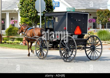 Amische Pferd gezeichneten Buggy auf der Autobahn in Shipshewana, Indiana Stockfoto