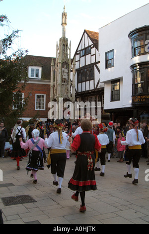 Winchester, England UK verstopfen Tänzer an das Butter-Kreuz in der High Street Dancing zugunsten einer wohltätigen Stockfoto