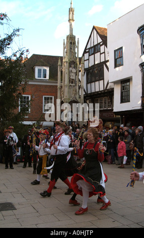 Winchester, England UK verstopfen Tänzer an das Butter-Kreuz in der High Street Dancing zugunsten einer wohltätigen Stockfoto