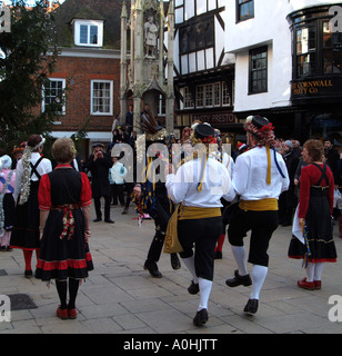 Winchester, England UK verstopfen Tänzer an das Butter-Kreuz in der High Street Dancing zugunsten einer wohltätigen Stockfoto