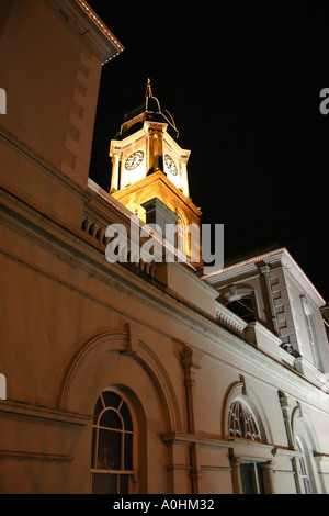 Lisburn Leinen Centre and Museum beleuchtet in der Nacht, Lisburn, Nordirland Stockfoto