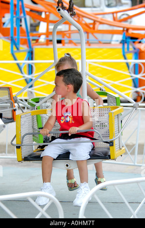 Genießen Sie eine Fahrt auf dem Rummelplatz Karneval Pre-K-männlich Stockfoto