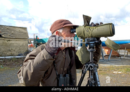 Ein Vogelbeobachter mit seinem Spektiv Stockfoto