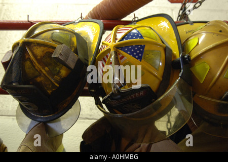 Gelbe Feuerwehr Helme. Stockfoto